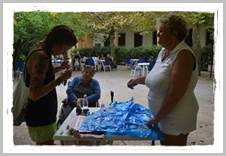 Preparazione della festa in giardino